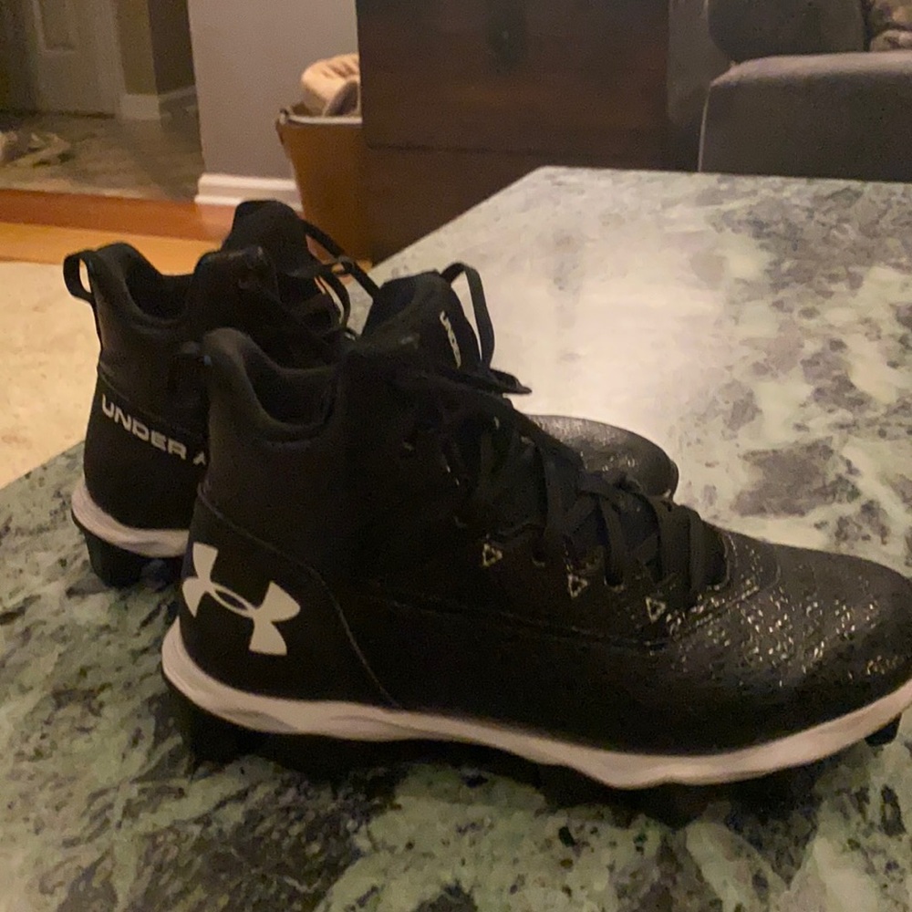 Boys UA turf cleats size 6Y